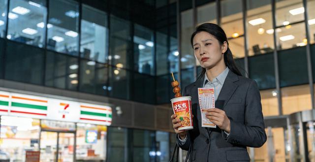 北京CBD白领与夜班保安	，因一注相同的彩票号码，牵出十年温情