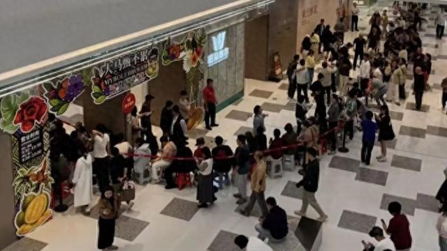 海南封关首日，居民排长队购首批榴莲，超市：每斤78元至98元，价格低于平时的一半