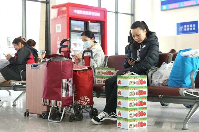 人人拎几箱坐火车！网友：错过等一年！