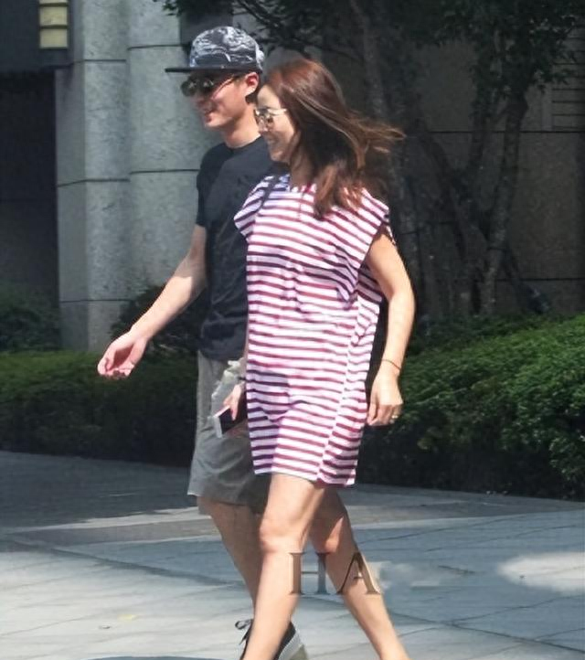 林心如浑身只穿一件T恤玩“裤子失踪”，却被大象腿出卖了年龄