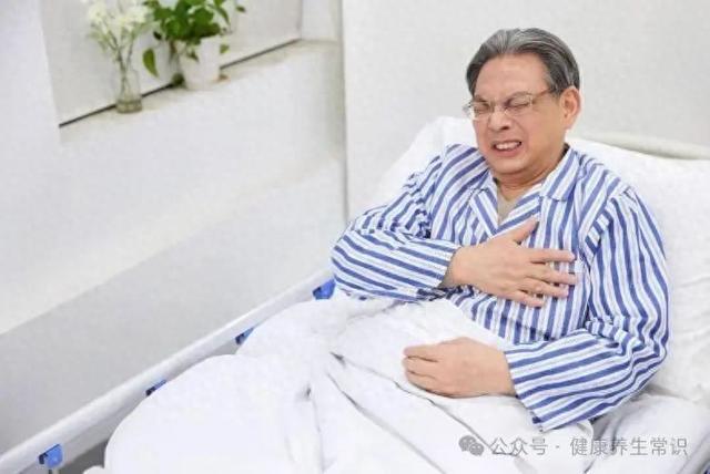 69岁大妈心梗离世，医生惋惜：把3样当零食，心脏再好也扛不住