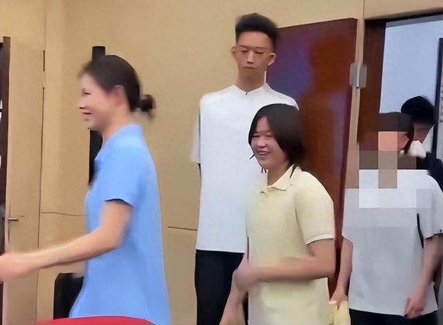 陈若琳问全红婵：大学一个月生活费多少？全红婵的回复显情商