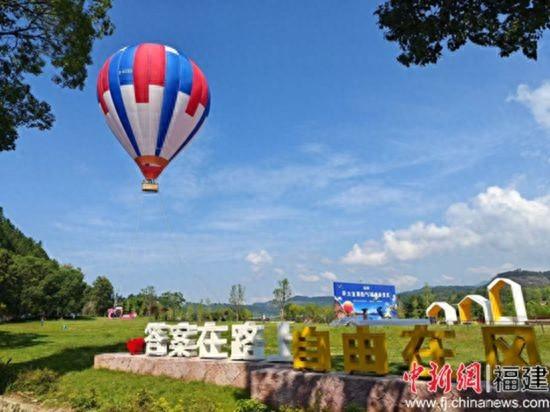 福建泰宁：环大金湖热气球启航