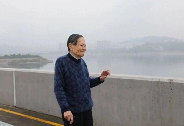 大师逝世，宜昌导游深情回忆，曾在三峡接待大师一行