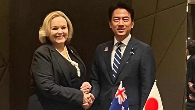 首个武力支持高市的国家出现，军舰穿航台海后	，新日防长举行会谈