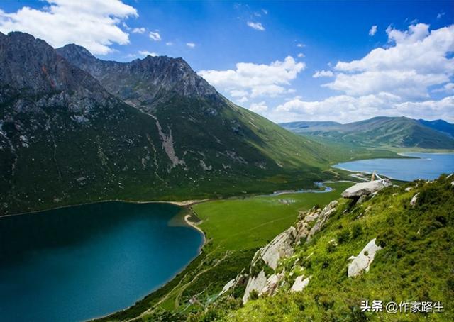 在青海，有个地方叫年宝玉则，传说，黄河曾在这里“追”过长江