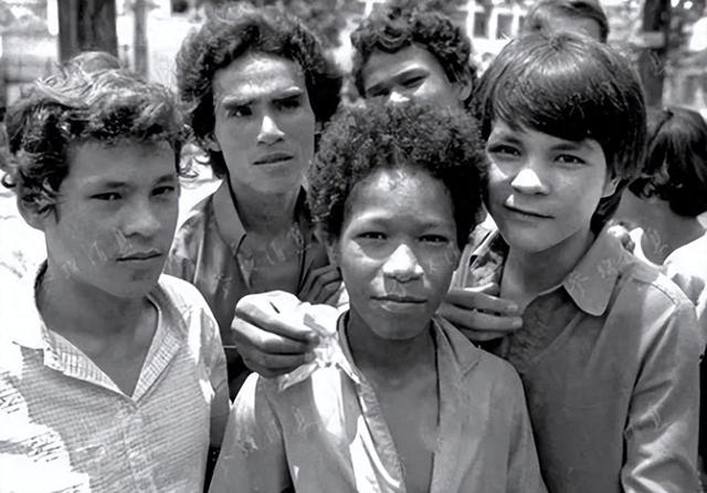 被美国打了14年，最后成了亲美国家，国内女性为美军生下数万混血