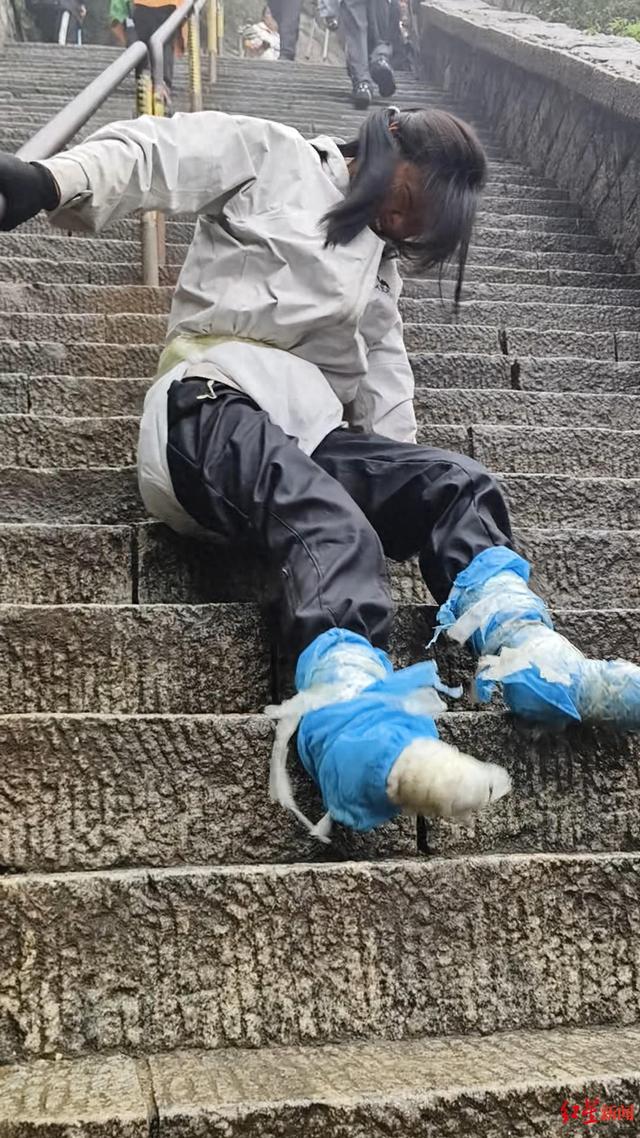对话登顶泰山的高位截瘫女孩：一手抓朋友膝盖一手抓地攀爬，完成对心中那座山的翻越