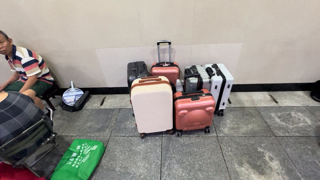 外地游客胆子太大了，把很多行李箱扔在重庆曾家岩地铁站出口处