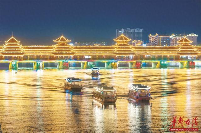 夜游芷江