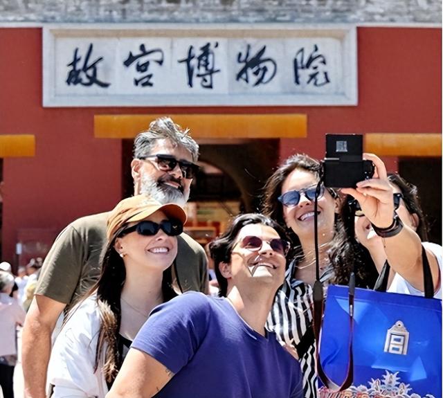 大量美国游客涌入中国，玩了几天后，不吹不黑，中国比美国强多了
