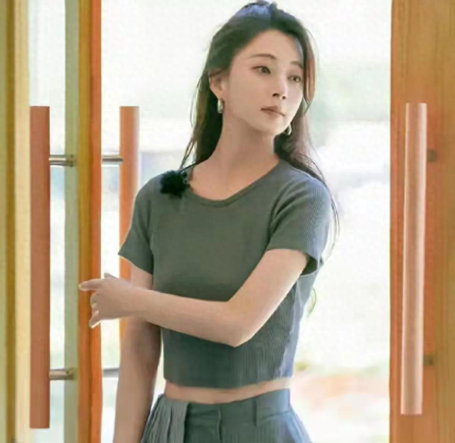 她是演员中的富婆，豪车多的开不过来，如今45岁却像妙龄少女
