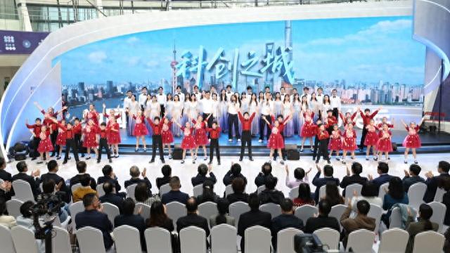 上海科技先锋分享创新故事，华山医院院长和脑机接口植入病人一同上台