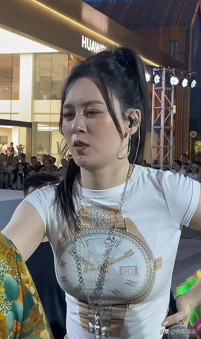 原相机下的唐艺	，胖胖的有点老脸上有褶皱，可她的努力却值得赞扬