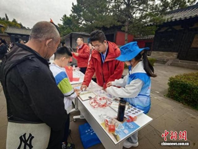 “双节”期间云冈石窟迎八方客 志愿者“温暖防线”护千年之约
