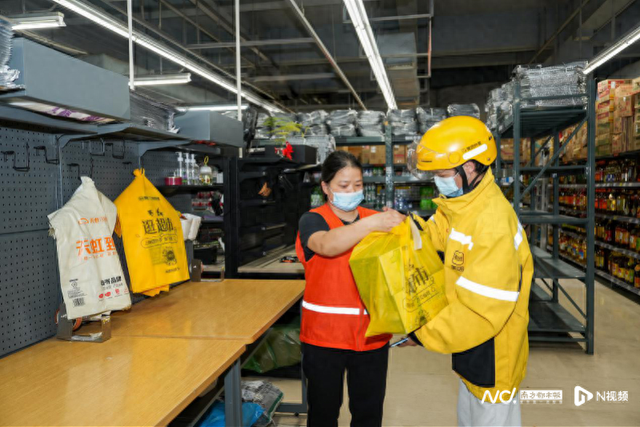 文具、零食等大学生刚需被盯上，美团要建校园mini仓