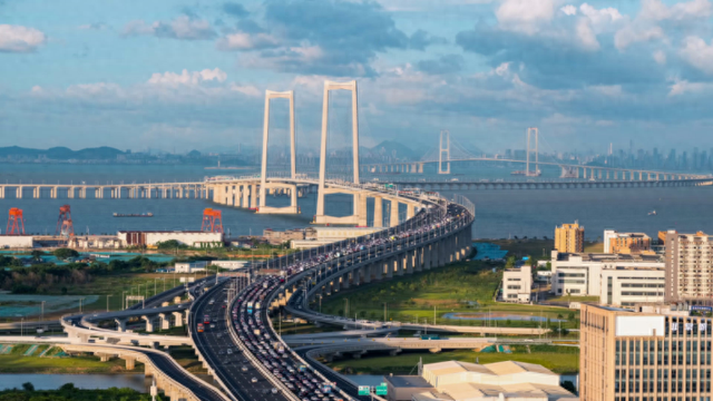 想带你去旅行不仅仅只是喜欢是什么歌（30分钟通勤走深中通道跨海上班是怎样的体验）