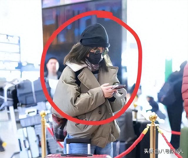 落地凤凰不如鸡！赵薇回老家探亲，全副武装包裹，不敢露脸怕见人