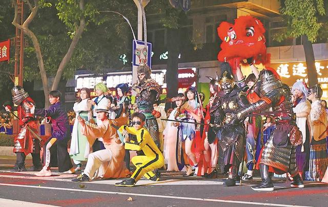 佛山秋色巡游热动全城：万人空巷赏非遗 中外文化共璀璨