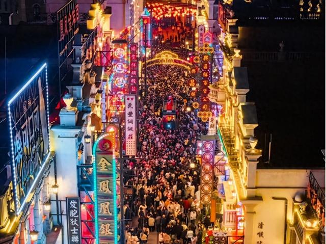 郑州电影小镇“全天有戏” 沉浸式文旅激活“五一”假日活力