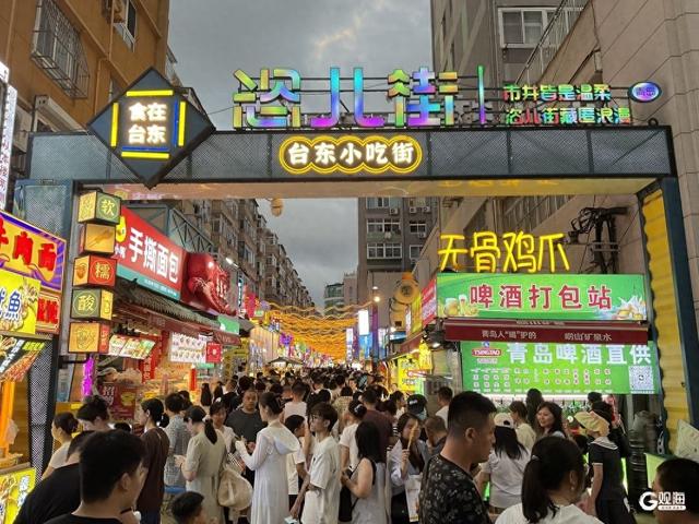 夜游台东小吃街：人潮涌动，烟火升腾