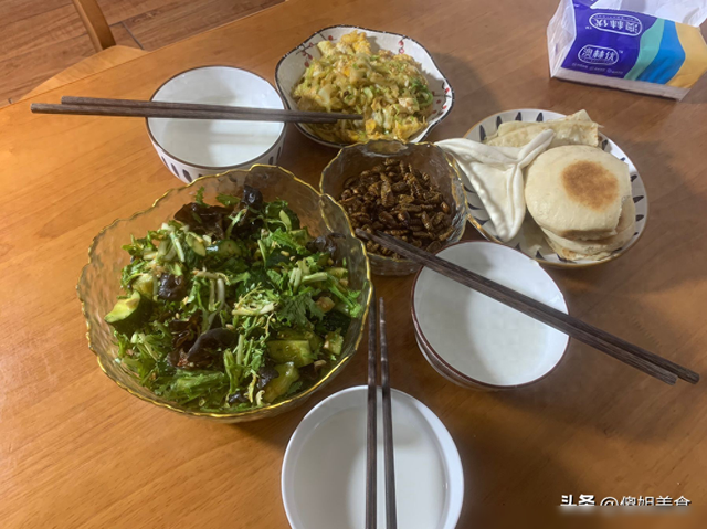 青岛母子3人晚餐，晒圈火了，网友：太寒碜了，猪看了都摇头！