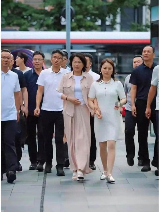 董明珠逛成都太古里，穿粉装大笑毫无架子，70多岁仍在拼事业