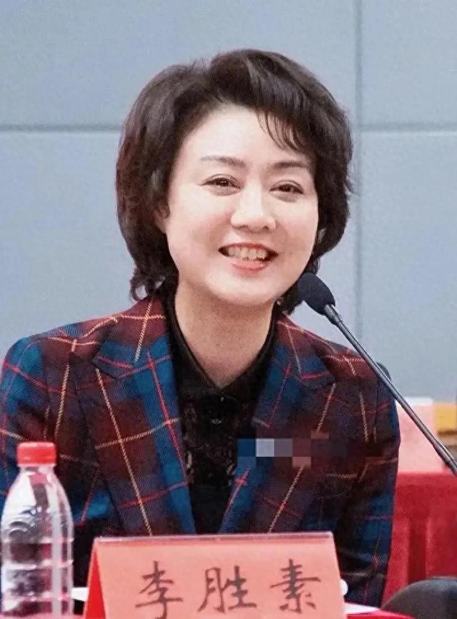 至今未婚未育，身边却有男人陪了近27年！59岁的她才是真人间清醒
