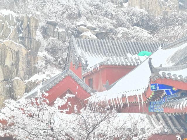 雪峰刺破苍穹 云海托举世界