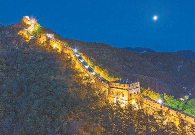 赏月八达岭 畅享最早秋