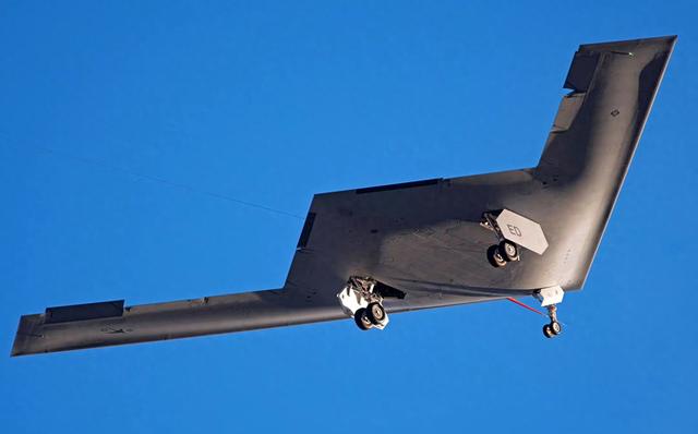 AI革命降临战略轰炸：B-21突袭者配置暴露美第六代战机自主化水平