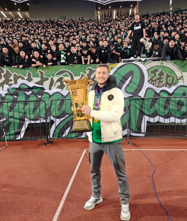 斯帕伊奇庆祝足协杯夺冠：为奖杯感到自豪，更为球队感到骄傲