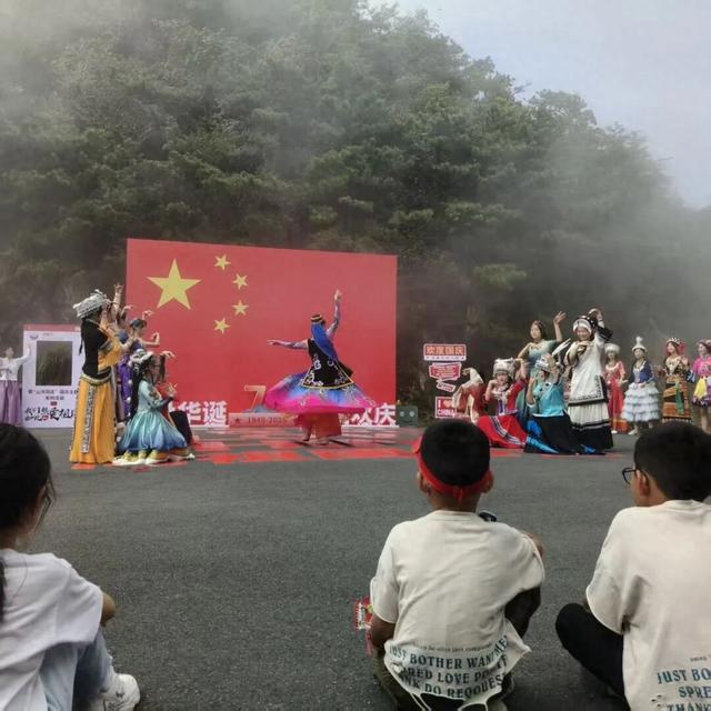 国庆首日庐山精彩不断：温情打卡告白与激情快闪巡游，打造文化盛宴