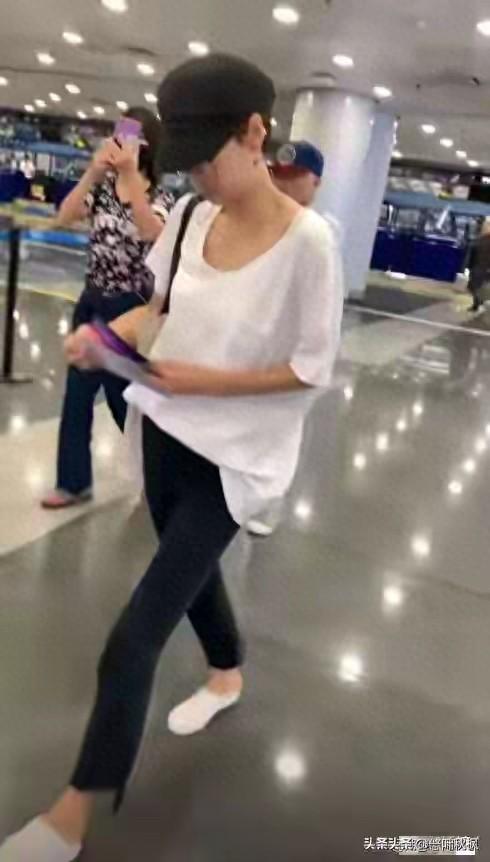 偶遇马伊琍，太瘦了直不起腰，脖子前倾，含胸驼背，这么瘦好看吗