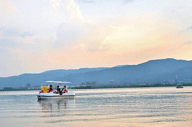 晋阳湖公园湖水澄澈，绿荫环绕