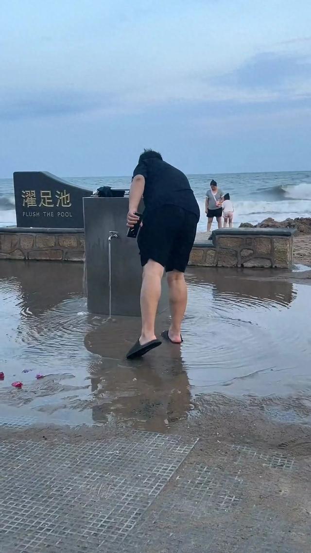 秦皇岛山海关景区有游客免费冲脚后不关水龙头引争议，景区：一直是免费的，景区内会有巡查的工作人员