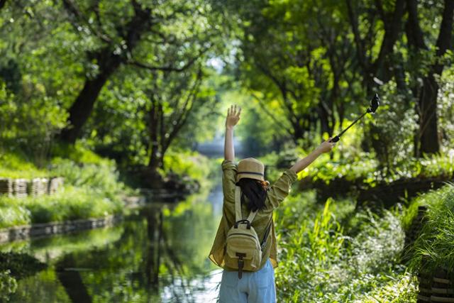 情绪经济视角下的“出片文化”：身份构建与去远寻视
