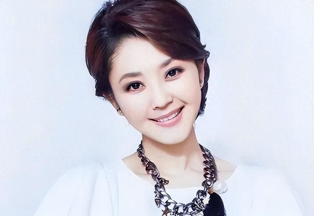 51岁主持人方琼：嫁给电视台领导，21岁儿子不仅长得像她还是学霸