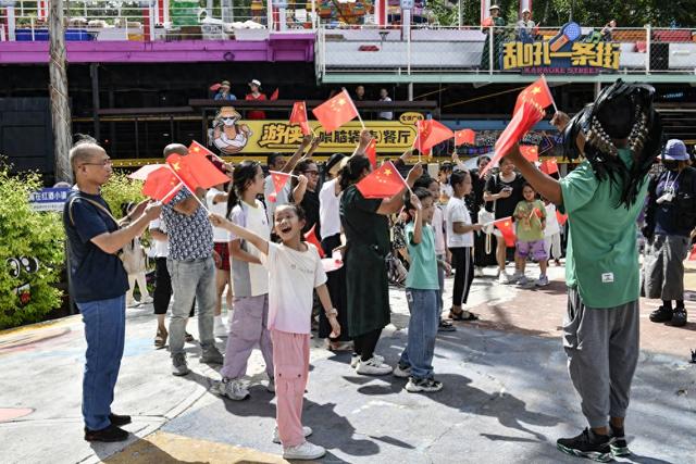 “快闪”活动唱响国庆赞歌，共庆祖国华诞