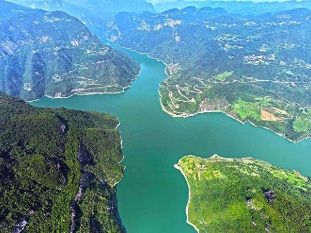 巴东“十字江”：三水交汇绘就峡谷青绿画卷