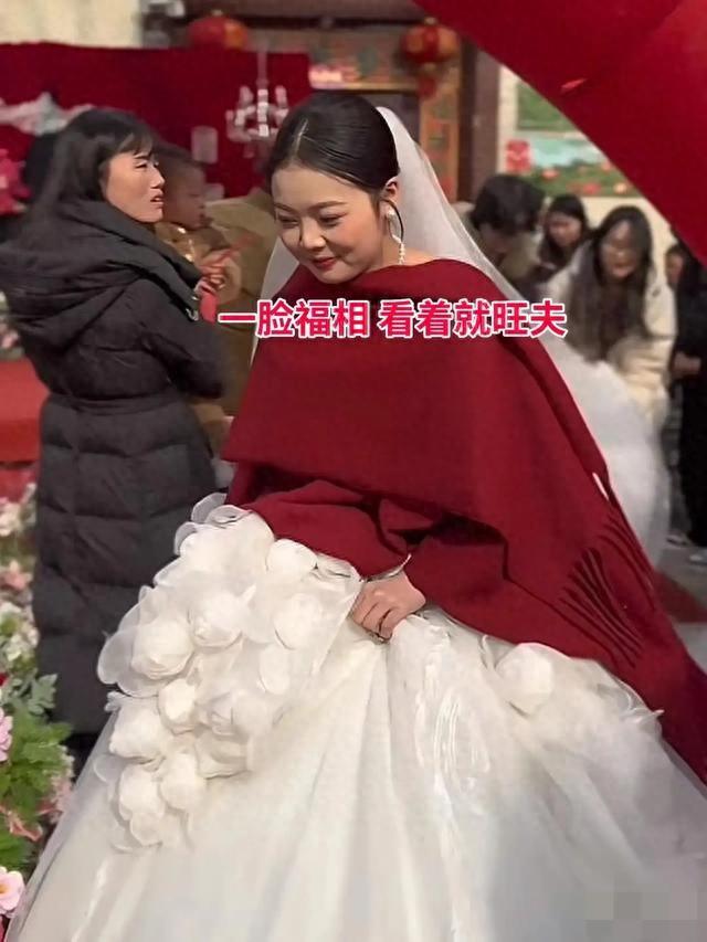 24岁素颜新娘爆红	，天庭饱满被赞旺夫脸