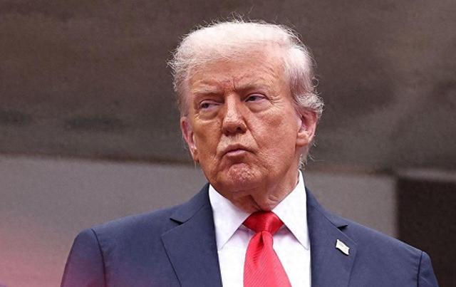 特朗普已连炸7国，美防长逼中国往后退	，102架次美军机分批进南海