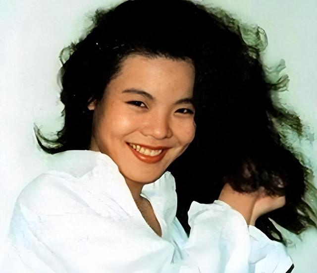 春晚爆红后，她洗完澡从23楼一跃而下，临终时最后喊了声“妈妈”