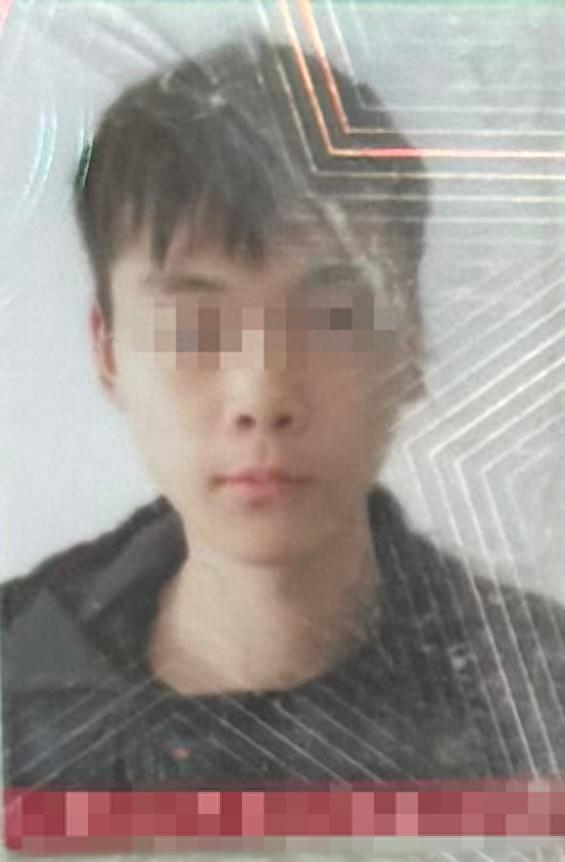 25岁男子从34楼跳下身亡，家属称“请辞照顾母亲领导不批	，误工一天要扣3天工资	”，公司否认：没有不批