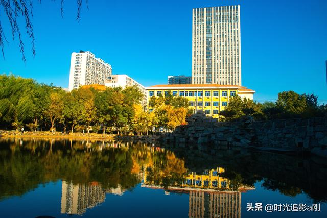 老楼与新厦，共枕一湖秋光！