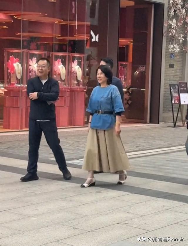 71岁董明珠现身武汉，半身裙小皮鞋打扮洋气, 与小朋友贴贴好有爱