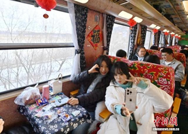 吉林龙井开往长白山的“雪国专列”尽显民俗风情