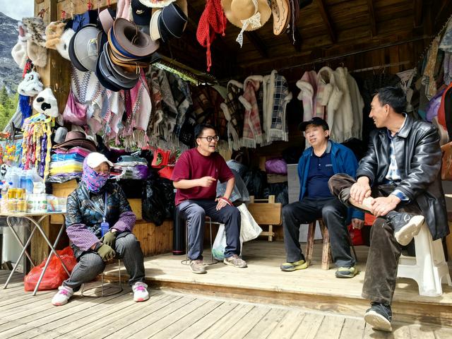 “气候会客厅”在四川四姑娘山举行，导演乔乔、李彦波谈冰川保护