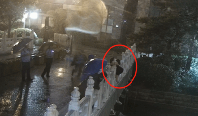 北京大雨如注的夜里，民警巧救欲跳河轻生女子