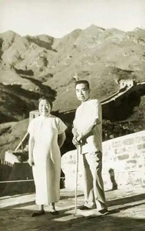 30岁的贺子珍在苏联莫斯科的样子， 烫着时尚的发型，穿着漂亮裙子